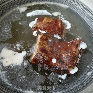烟熏腊肉炒蒜苔的做法步骤：2