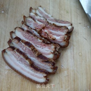 烟熏腊肉炒蒜苔的做法步骤：3