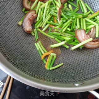 烟熏腊肉炒蒜苔的做法步骤：9
