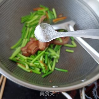 烟熏腊肉炒蒜苔的做法步骤：10