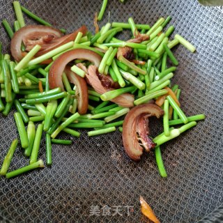 烟熏腊肉炒蒜苔的做法步骤：11