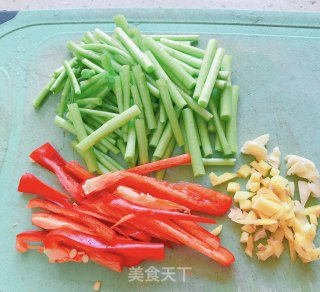 牛肉炒藜蒿的做法步骤：3