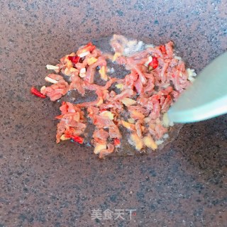 牛肉炒藜蒿的做法步骤：4
