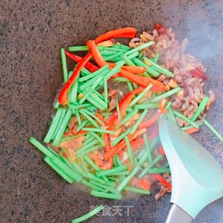 牛肉炒藜蒿的做法步骤：7