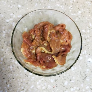 姬松茸炒肉片的做法步骤：5