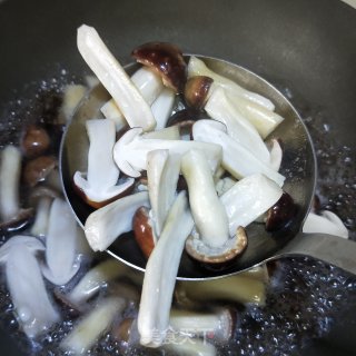 姬松茸炒肉片的做法步骤：7