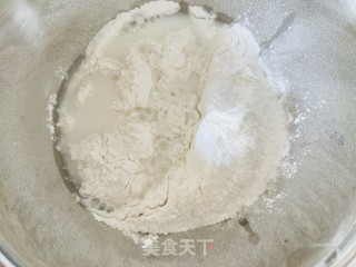 糯叽叽的黑芝麻白玉丸子的做法步骤：2