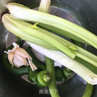芹菜青椒炒腊肉的做法步骤：1