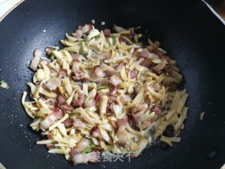 紫云英冬笋炒腊肉的做法步骤：7