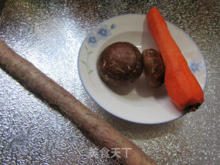 香菇胡萝卜炒铁棍山药的做法步骤：1