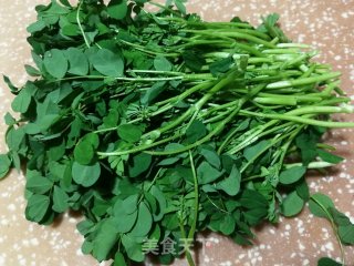 腊肉红花草炒年糕的做法步骤：1