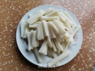 腊肉红花草炒年糕的做法步骤：3