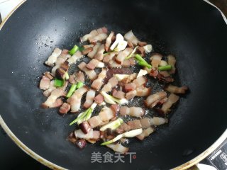 腊肉红花草炒年糕的做法步骤：7