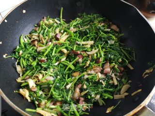 腊肉红花草炒年糕的做法步骤：9