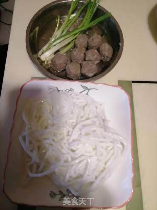 牛筋丸土豆粉的做法步骤：1