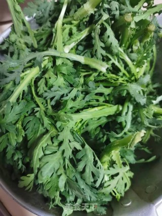 蒜香茼蒿的做法步骤：1