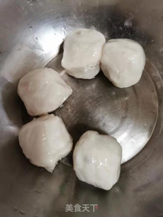 香芹炒墨鱼丸的做法步骤：2