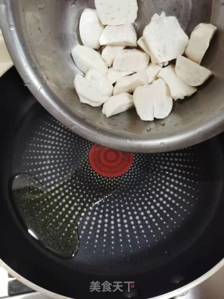 香芹炒墨鱼丸的做法步骤：5