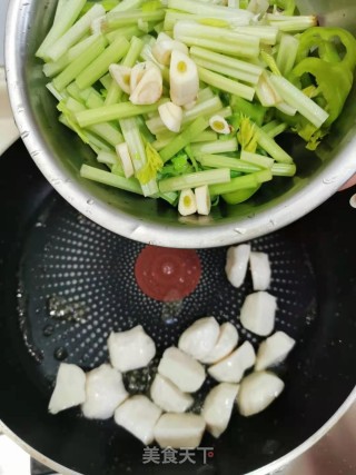 香芹炒墨鱼丸的做法步骤：6