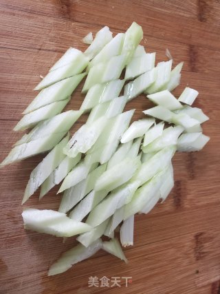 西芹拌腐竹的做法步骤：1