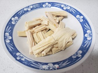 西芹拌腐竹的做法步骤：3