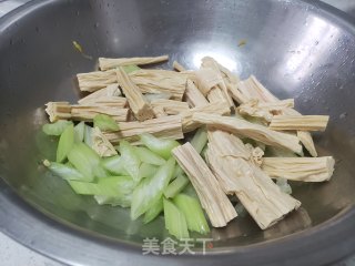 西芹拌腐竹的做法步骤：5