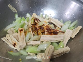 西芹拌腐竹的做法步骤：6