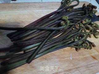 大蒜炒蕨的做法步骤：1