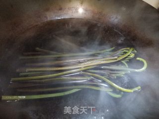 大蒜炒蕨的做法步骤：2