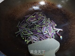 大蒜炒蕨的做法步骤：3