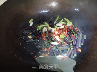 大蒜炒蕨的做法步骤：4