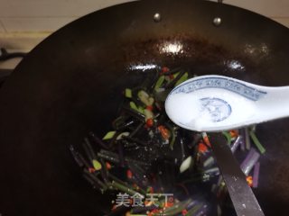 大蒜炒蕨的做法步骤：5