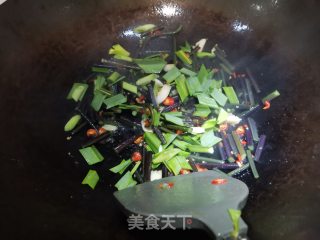 大蒜炒蕨的做法步骤：6