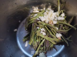 凉拌椿芽的做法步骤：5
