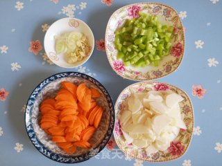 青椒胡萝卜炒山药的做法步骤：1