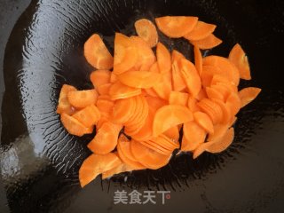 青椒胡萝卜炒山药的做法步骤：2