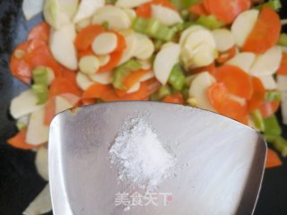 青椒胡萝卜炒山药的做法步骤：6