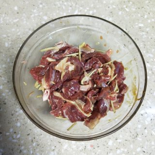牛腩蒸咸菜的做法步骤：3