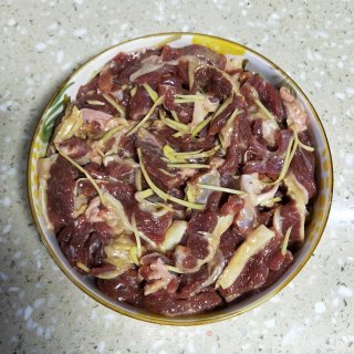 牛腩蒸咸菜的做法步骤：4