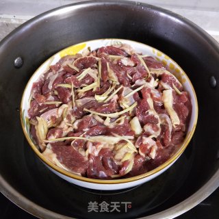 牛腩蒸咸菜的做法步骤：5