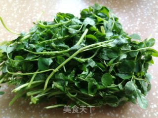 草子炒蛋的做法步骤：1