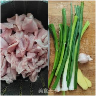 青蒜炒生肠的做法步骤：1