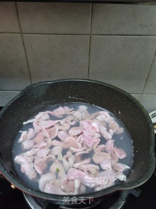 青蒜炒生肠的做法步骤：3