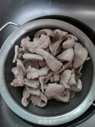 青蒜炒生肠的做法步骤：4