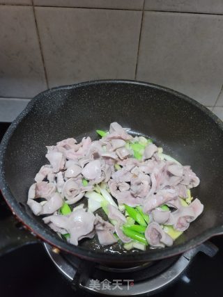 青蒜炒生肠的做法步骤：7