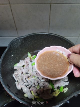 青蒜炒生肠的做法步骤：8