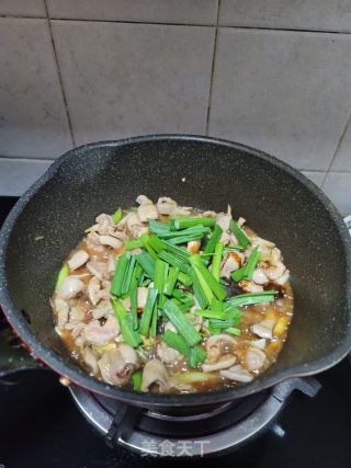 青蒜炒生肠的做法步骤：10