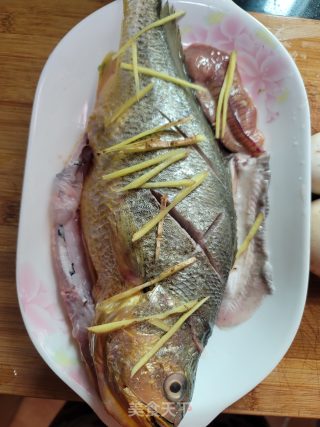 蘑菇蒸黄花鱼的做法步骤：2