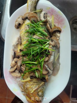 蘑菇蒸黄花鱼的做法步骤：9