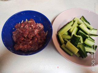 黄瓜炒牛肉的做法步骤：1